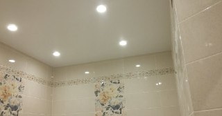 Натяжной потолок в ванную Куйбышев, цена от 2074 руб.